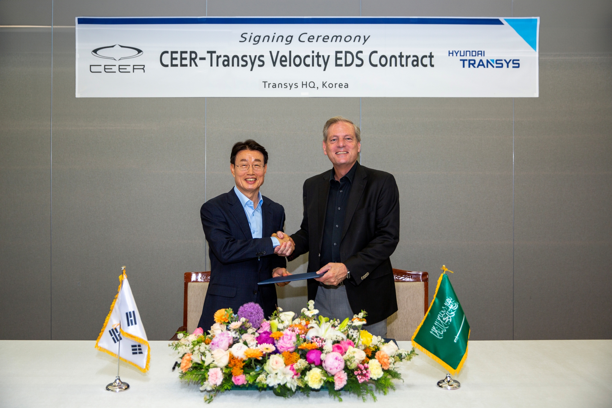 HYUNDAI TRANSYS CEO Steve Yeo (left) and Ceer CEO James DeLuca (right) sign a contract to supply an integrated electric vehicle drive system 